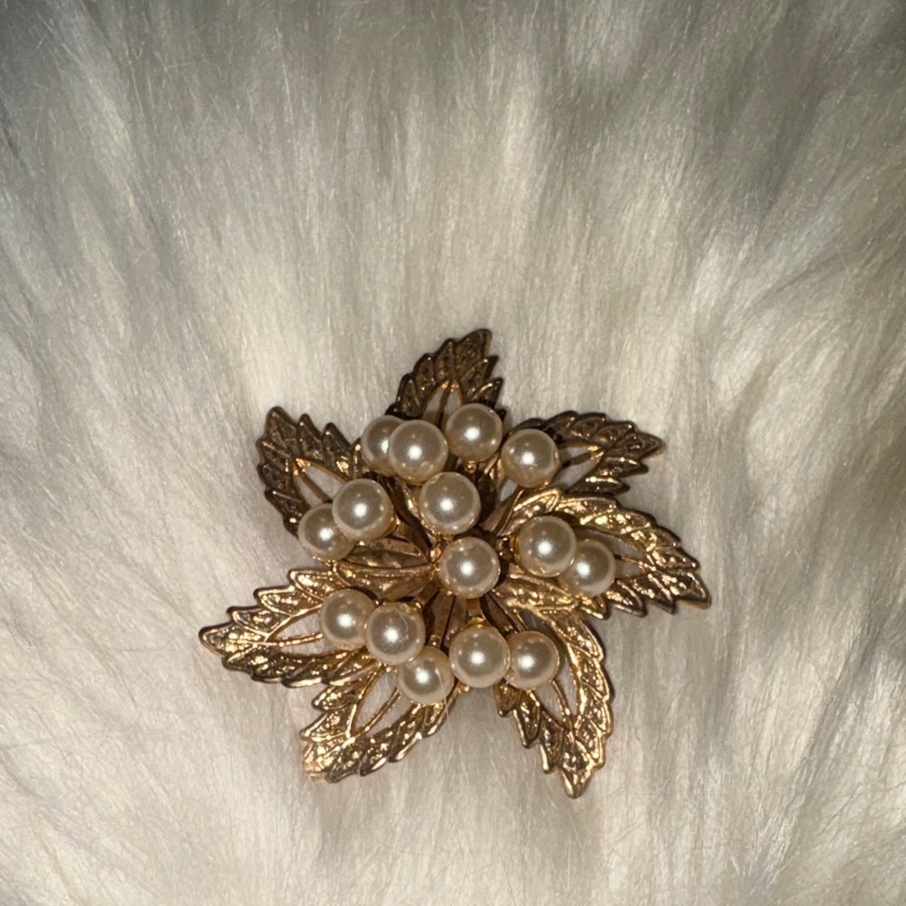 Elegant Gold and Pearl Brooch